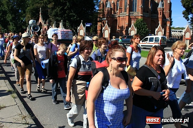 Zdjęcie w galerii na portalu naszraciborz.pl: Pielgrzymi z powiatu raciborskiego już w drodze na Jasną Górę wiadomości z regionu