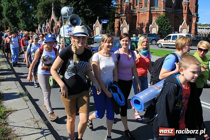 Zdjęcie w galerii na portalu naszraciborz.pl: Pielgrzymi z powiatu raciborskiego już w drodze na Jasną Górę wiadomości z regionu