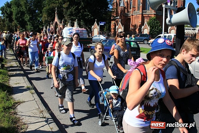 Zdjęcie w galerii na portalu naszraciborz.pl: Pielgrzymi z powiatu raciborskiego już w drodze na Jasną Górę wiadomości z regionu