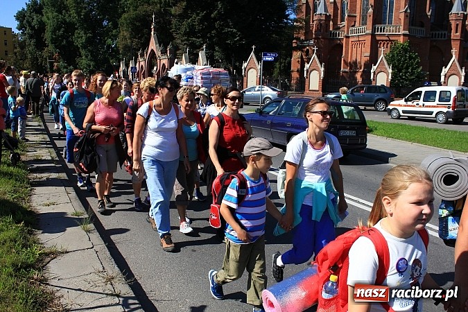 Zdjęcie w galerii na portalu naszraciborz.pl: Pielgrzymi z powiatu raciborskiego już w drodze na Jasną Górę wiadomości z regionu