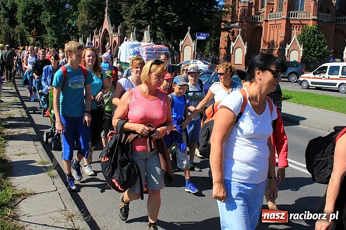 Zdjęcie w galerii na portalu naszraciborz.pl: Pielgrzymi z powiatu raciborskiego już w drodze na Jasną Górę wiadomości z regionu