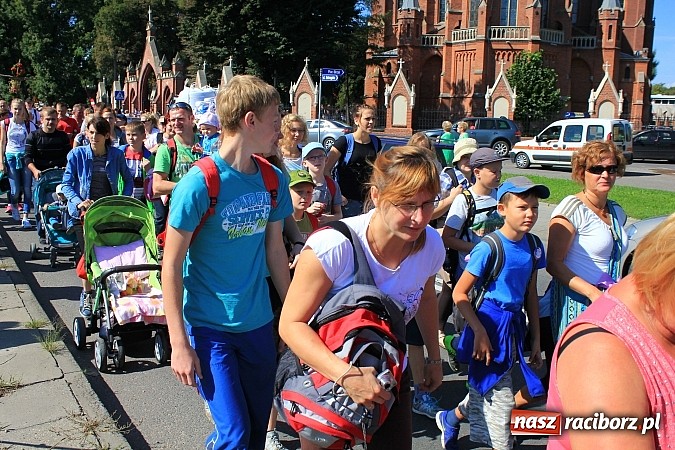 Zdjęcie w galerii na portalu naszraciborz.pl: Pielgrzymi z powiatu raciborskiego już w drodze na Jasną Górę wiadomości z regionu