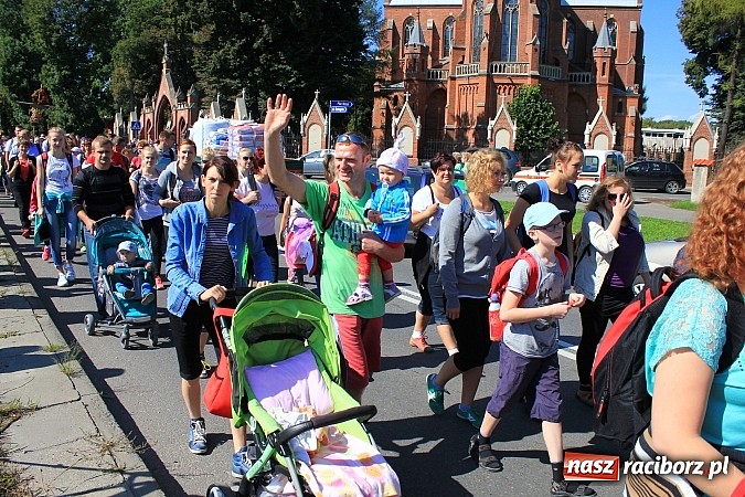 Zdjęcie w galerii na portalu naszraciborz.pl: Pielgrzymi z powiatu raciborskiego już w drodze na Jasną Górę wiadomości z regionu