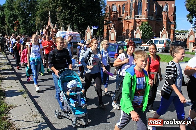 Zdjęcie w galerii na portalu naszraciborz.pl: Pielgrzymi z powiatu raciborskiego już w drodze na Jasną Górę wiadomości z regionu