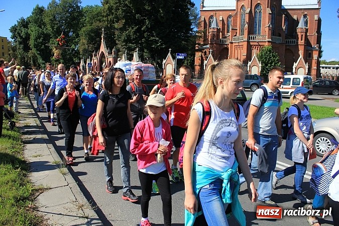 Zdjęcie w galerii na portalu naszraciborz.pl: Pielgrzymi z powiatu raciborskiego już w drodze na Jasną Górę wiadomości z regionu