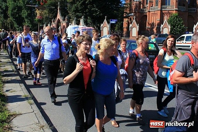 Zdjęcie w galerii na portalu naszraciborz.pl: Pielgrzymi z powiatu raciborskiego już w drodze na Jasną Górę wiadomości z regionu