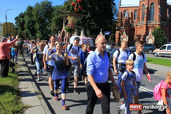 Zdjęcie w galerii na portalu naszraciborz.pl: Pielgrzymi z powiatu raciborskiego już w drodze na Jasną Górę wiadomości z regionu