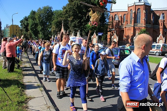 Zdjęcie w galerii na portalu naszraciborz.pl: Pielgrzymi z powiatu raciborskiego już w drodze na Jasną Górę wiadomości z regionu