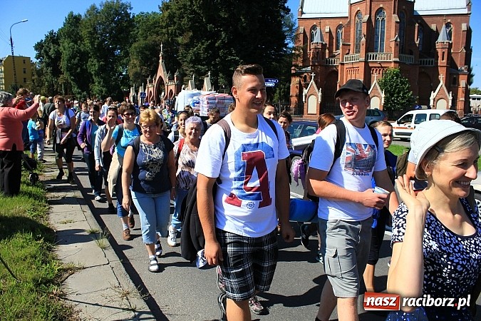 Zdjęcie w galerii na portalu naszraciborz.pl: Pielgrzymi z powiatu raciborskiego już w drodze na Jasną Górę wiadomości z regionu