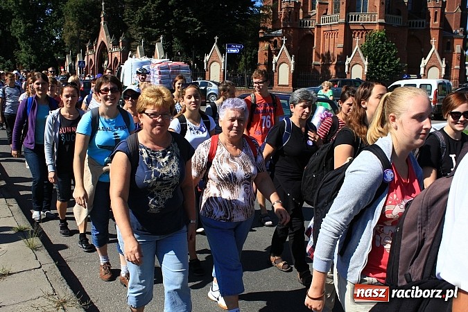 Zdjęcie w galerii na portalu naszraciborz.pl: Pielgrzymi z powiatu raciborskiego już w drodze na Jasną Górę wiadomości z regionu