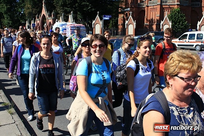 Zdjęcie w galerii na portalu naszraciborz.pl: Pielgrzymi z powiatu raciborskiego już w drodze na Jasną Górę wiadomości z regionu
