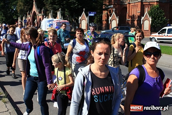 Zdjęcie w galerii na portalu naszraciborz.pl: Pielgrzymi z powiatu raciborskiego już w drodze na Jasną Górę wiadomości z regionu