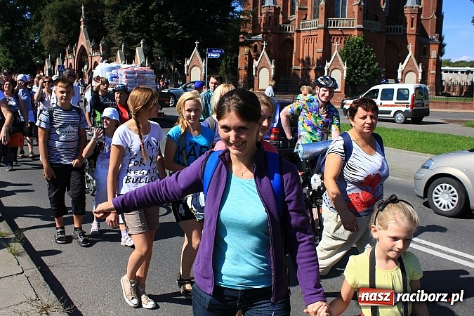 Zdjęcie w galerii na portalu naszraciborz.pl: Pielgrzymi z powiatu raciborskiego już w drodze na Jasną Górę wiadomości z regionu