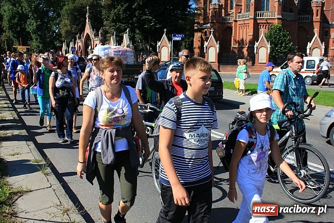 Zdjęcie w galerii na portalu naszraciborz.pl: Pielgrzymi z powiatu raciborskiego już w drodze na Jasną Górę wiadomości z regionu