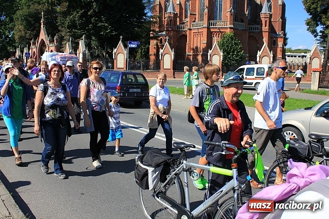 Zdjęcie w galerii na portalu naszraciborz.pl: Pielgrzymi z powiatu raciborskiego już w drodze na Jasną Górę wiadomości z regionu