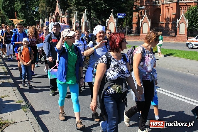 Zdjęcie w galerii na portalu naszraciborz.pl: Pielgrzymi z powiatu raciborskiego już w drodze na Jasną Górę wiadomości z regionu