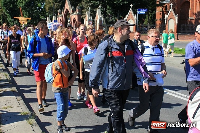 Zdjęcie w galerii na portalu naszraciborz.pl: Pielgrzymi z powiatu raciborskiego już w drodze na Jasną Górę wiadomości z regionu