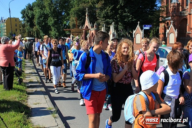 Zdjęcie w galerii na portalu naszraciborz.pl: Pielgrzymi z powiatu raciborskiego już w drodze na Jasną Górę wiadomości z regionu