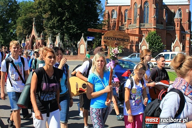 Zdjęcie w galerii na portalu naszraciborz.pl: Pielgrzymi z powiatu raciborskiego już w drodze na Jasną Górę wiadomości z regionu
