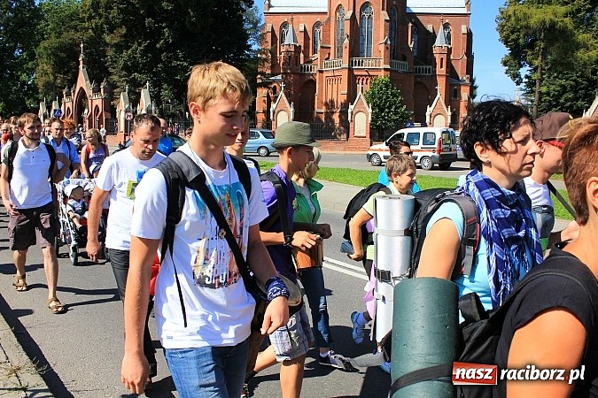 Zdjęcie w galerii na portalu naszraciborz.pl: Pielgrzymi z powiatu raciborskiego już w drodze na Jasną Górę wiadomości z regionu