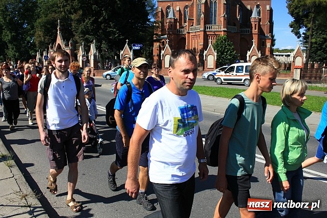 Zdjęcie w galerii na portalu naszraciborz.pl: Pielgrzymi z powiatu raciborskiego już w drodze na Jasną Górę wiadomości z regionu