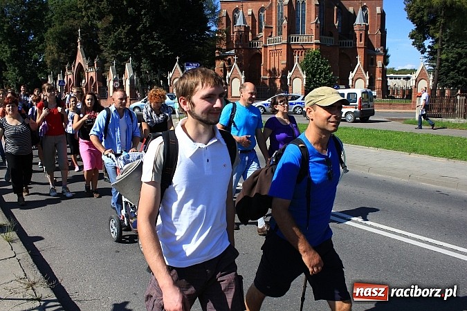 Zdjęcie w galerii na portalu naszraciborz.pl: Pielgrzymi z powiatu raciborskiego już w drodze na Jasną Górę wiadomości z regionu