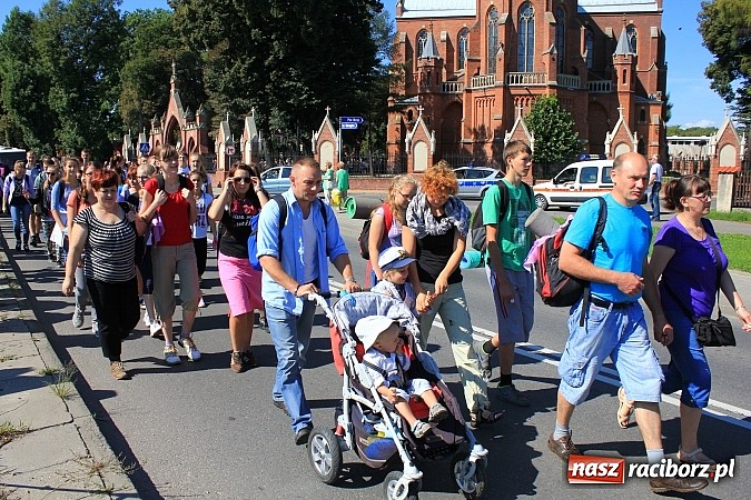 Zdjęcie w galerii na portalu naszraciborz.pl: Pielgrzymi z powiatu raciborskiego już w drodze na Jasną Górę wiadomości z regionu