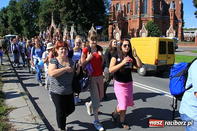 Zdjęcie w galerii na portalu naszraciborz.pl: Pielgrzymi z powiatu raciborskiego już w drodze na Jasną Górę wiadomości z regionu