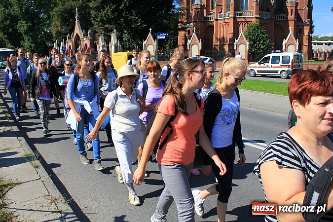 Zdjęcie w galerii na portalu naszraciborz.pl: Pielgrzymi z powiatu raciborskiego już w drodze na Jasną Górę wiadomości z regionu