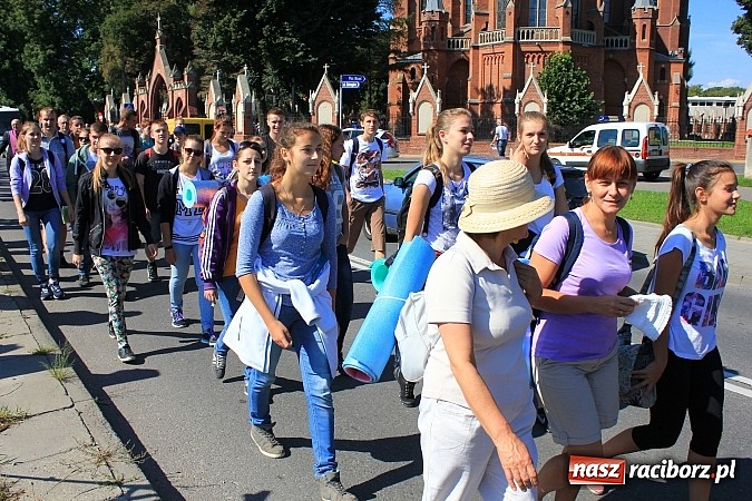 Zdjęcie w galerii na portalu naszraciborz.pl: Pielgrzymi z powiatu raciborskiego już w drodze na Jasną Górę wiadomości z regionu