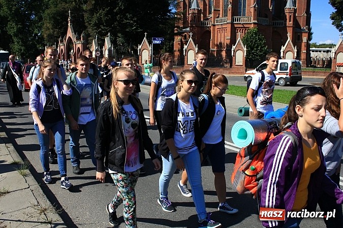 Zdjęcie w galerii na portalu naszraciborz.pl: Pielgrzymi z powiatu raciborskiego już w drodze na Jasną Górę wiadomości z regionu