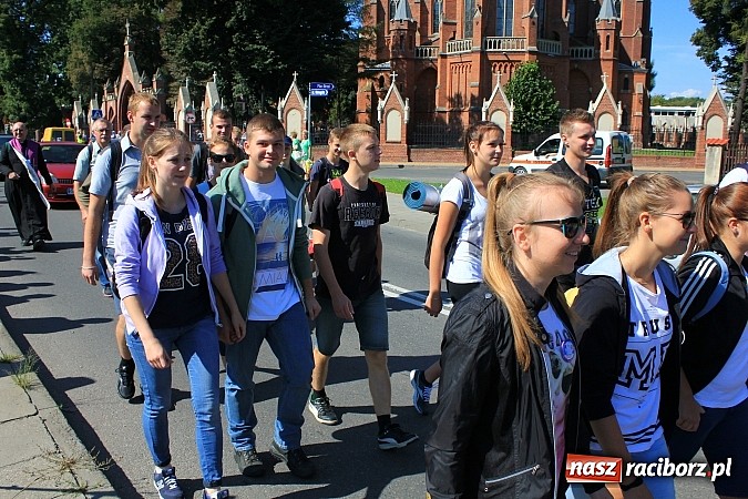 Zdjęcie w galerii na portalu naszraciborz.pl: Pielgrzymi z powiatu raciborskiego już w drodze na Jasną Górę wiadomości z regionu