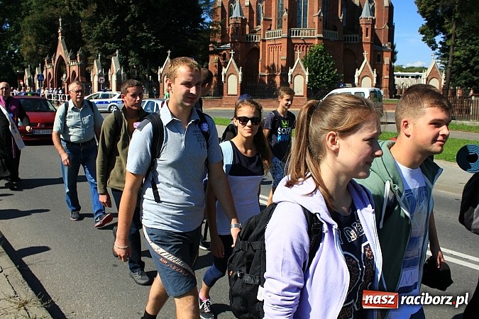 Zdjęcie w galerii na portalu naszraciborz.pl: Pielgrzymi z powiatu raciborskiego już w drodze na Jasną Górę wiadomości z regionu