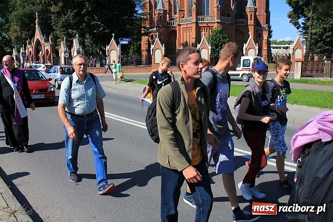 Zdjęcie w galerii na portalu naszraciborz.pl: Pielgrzymi z powiatu raciborskiego już w drodze na Jasną Górę wiadomości z regionu