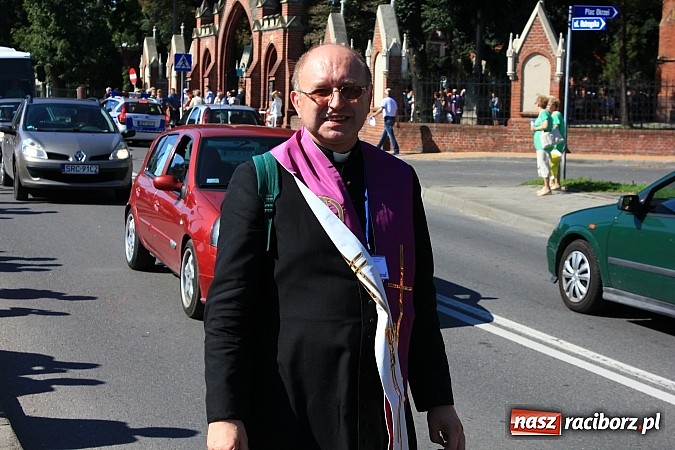 Zdjęcie w galerii na portalu naszraciborz.pl: Pielgrzymi z powiatu raciborskiego już w drodze na Jasną Górę wiadomości z regionu