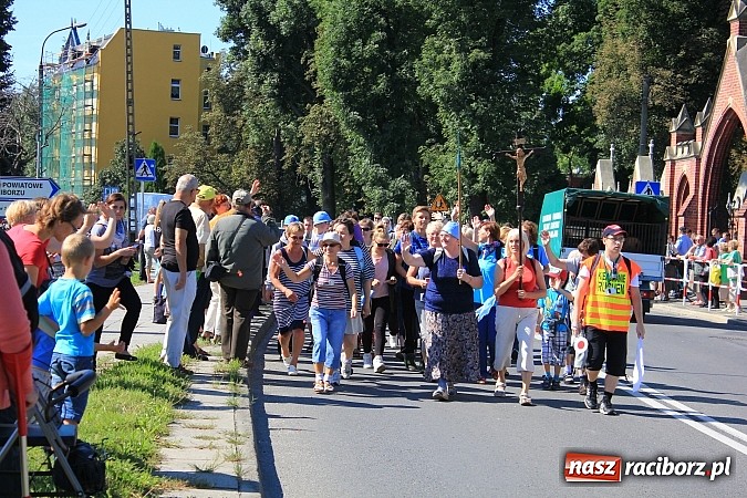 Zdjęcie w galerii na portalu naszraciborz.pl: Pielgrzymi z powiatu raciborskiego już w drodze na Jasną Górę wiadomości z regionu