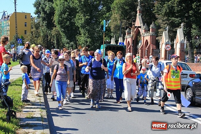 Zdjęcie w galerii na portalu naszraciborz.pl: Pielgrzymi z powiatu raciborskiego już w drodze na Jasną Górę wiadomości z regionu