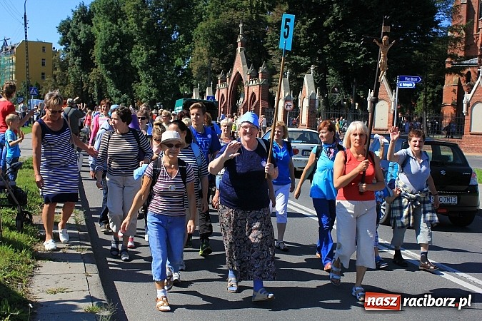 Zdjęcie w galerii na portalu naszraciborz.pl: Pielgrzymi z powiatu raciborskiego już w drodze na Jasną Górę wiadomości z regionu