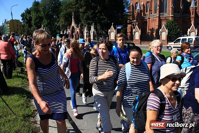 Zdjęcie w galerii na portalu naszraciborz.pl: Pielgrzymi z powiatu raciborskiego już w drodze na Jasną Górę wiadomości z regionu