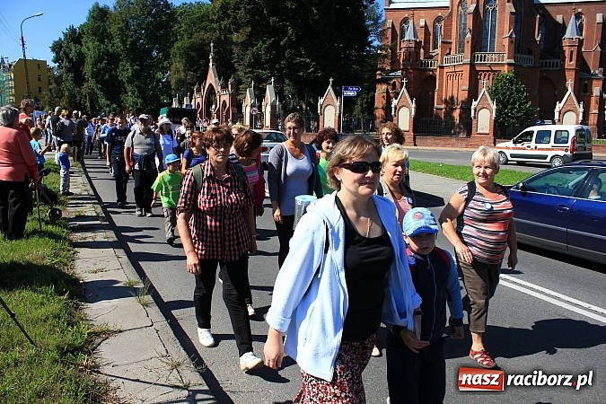 Zdjęcie w galerii na portalu naszraciborz.pl: Pielgrzymi z powiatu raciborskiego już w drodze na Jasną Górę wiadomości z regionu