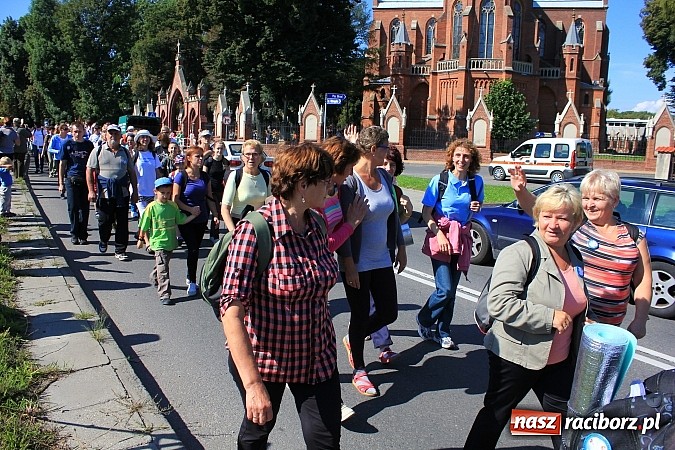 Zdjęcie w galerii na portalu naszraciborz.pl: Pielgrzymi z powiatu raciborskiego już w drodze na Jasną Górę wiadomości z regionu