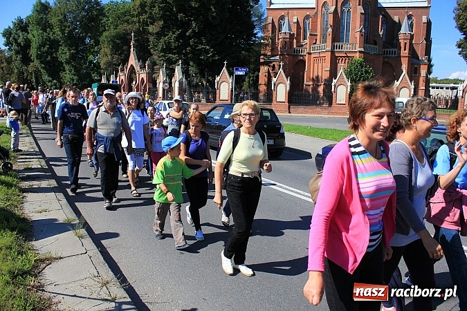 Zdjęcie w galerii na portalu naszraciborz.pl: Pielgrzymi z powiatu raciborskiego już w drodze na Jasną Górę wiadomości z regionu