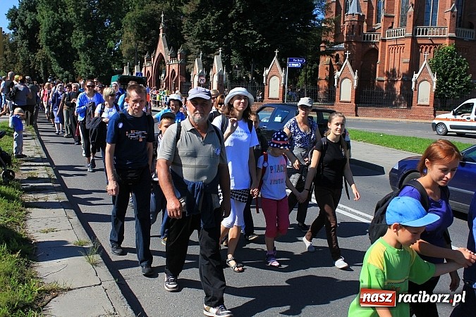 Zdjęcie w galerii na portalu naszraciborz.pl: Pielgrzymi z powiatu raciborskiego już w drodze na Jasną Górę wiadomości z regionu