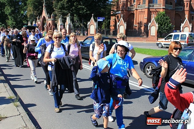 Zdjęcie w galerii na portalu naszraciborz.pl: Pielgrzymi z powiatu raciborskiego już w drodze na Jasną Górę wiadomości z regionu
