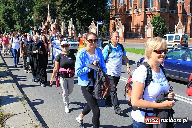 Zdjęcie w galerii na portalu naszraciborz.pl: Pielgrzymi z powiatu raciborskiego już w drodze na Jasną Górę wiadomości z regionu