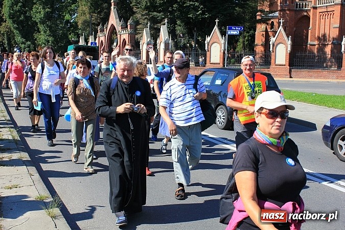 Zdjęcie w galerii na portalu naszraciborz.pl: Pielgrzymi z powiatu raciborskiego już w drodze na Jasną Górę wiadomości z regionu
