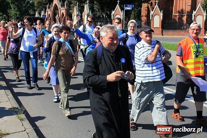 Zdjęcie w galerii na portalu naszraciborz.pl: Pielgrzymi z powiatu raciborskiego już w drodze na Jasną Górę wiadomości z regionu