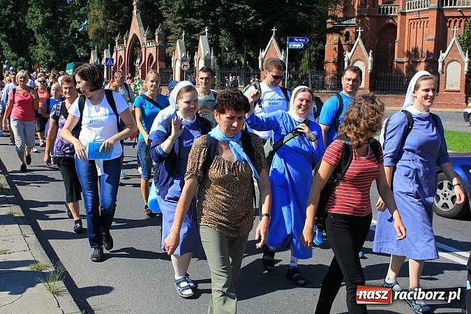 Zdjęcie w galerii na portalu naszraciborz.pl: Pielgrzymi z powiatu raciborskiego już w drodze na Jasną Górę wiadomości z regionu