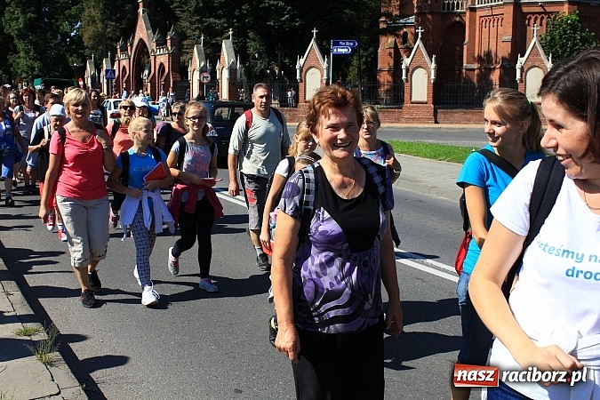 Zdjęcie w galerii na portalu naszraciborz.pl: Pielgrzymi z powiatu raciborskiego już w drodze na Jasną Górę wiadomości z regionu