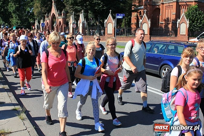 Zdjęcie w galerii na portalu naszraciborz.pl: Pielgrzymi z powiatu raciborskiego już w drodze na Jasną Górę wiadomości z regionu